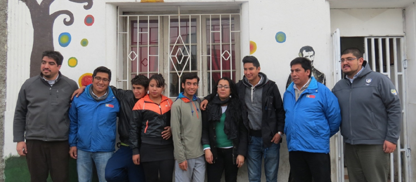 Jugendliche vor der Einrichtung in Santiago de Chile