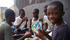 Kinder in Abidjan beim Kartenspiel